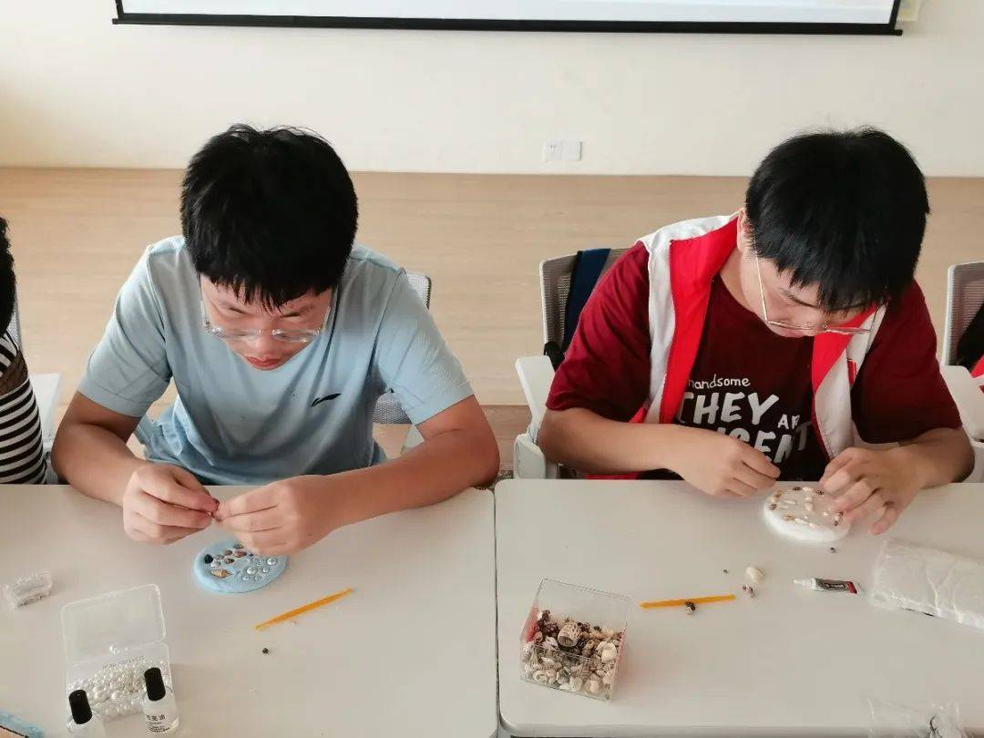 新时代文明实践中心上才艺了！AG真人白T恤上作画！诸暨(图5)