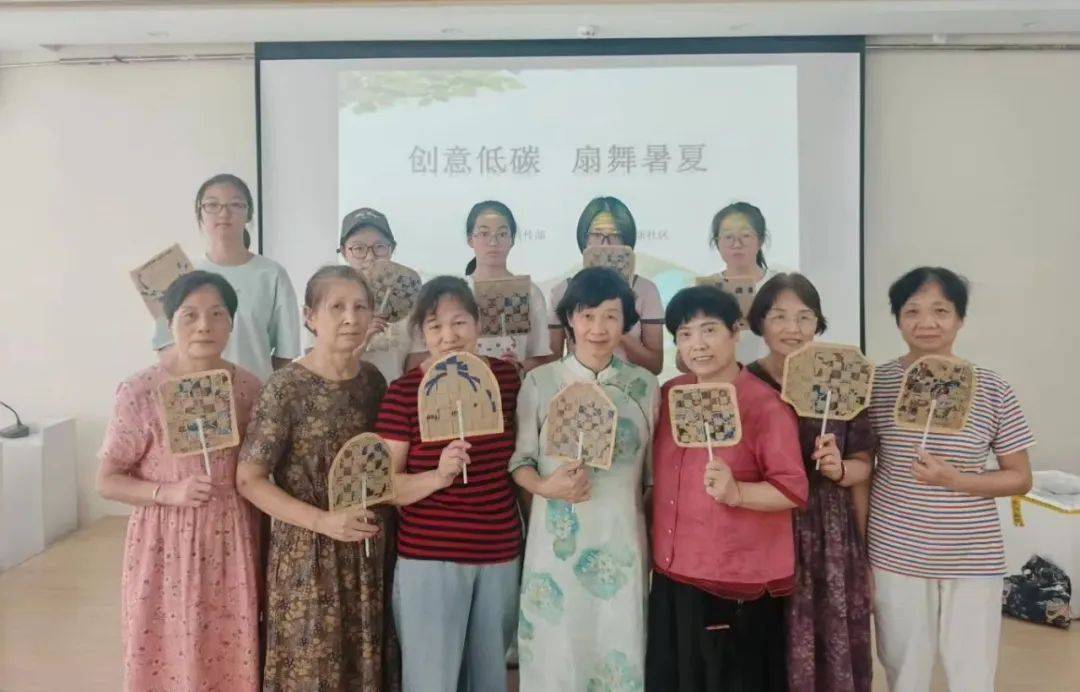 新时代文明实践中心上才艺了！AG真人白T恤上作画！诸暨(图4)