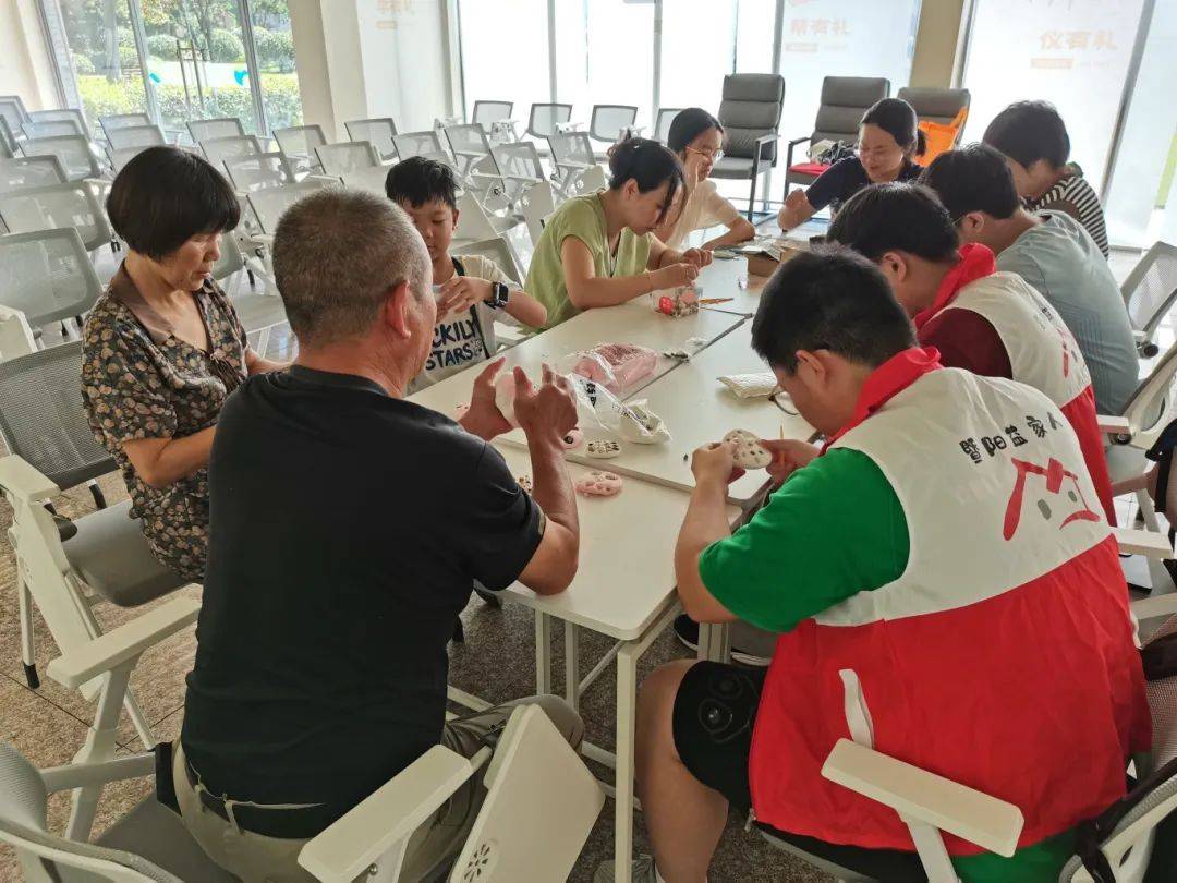 新时代文明实践中心上才艺了！AG真人白T恤上作画！诸暨(图7)