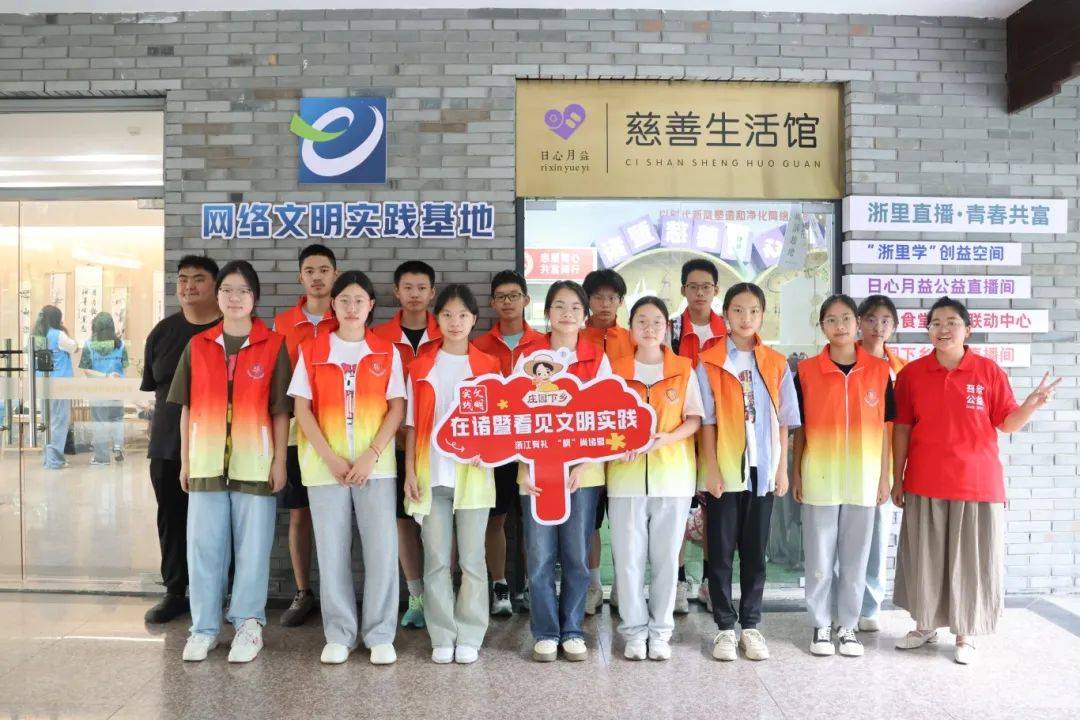 新时代文明实践中心上才艺了！AG真人白T恤上作画！诸暨(图8)