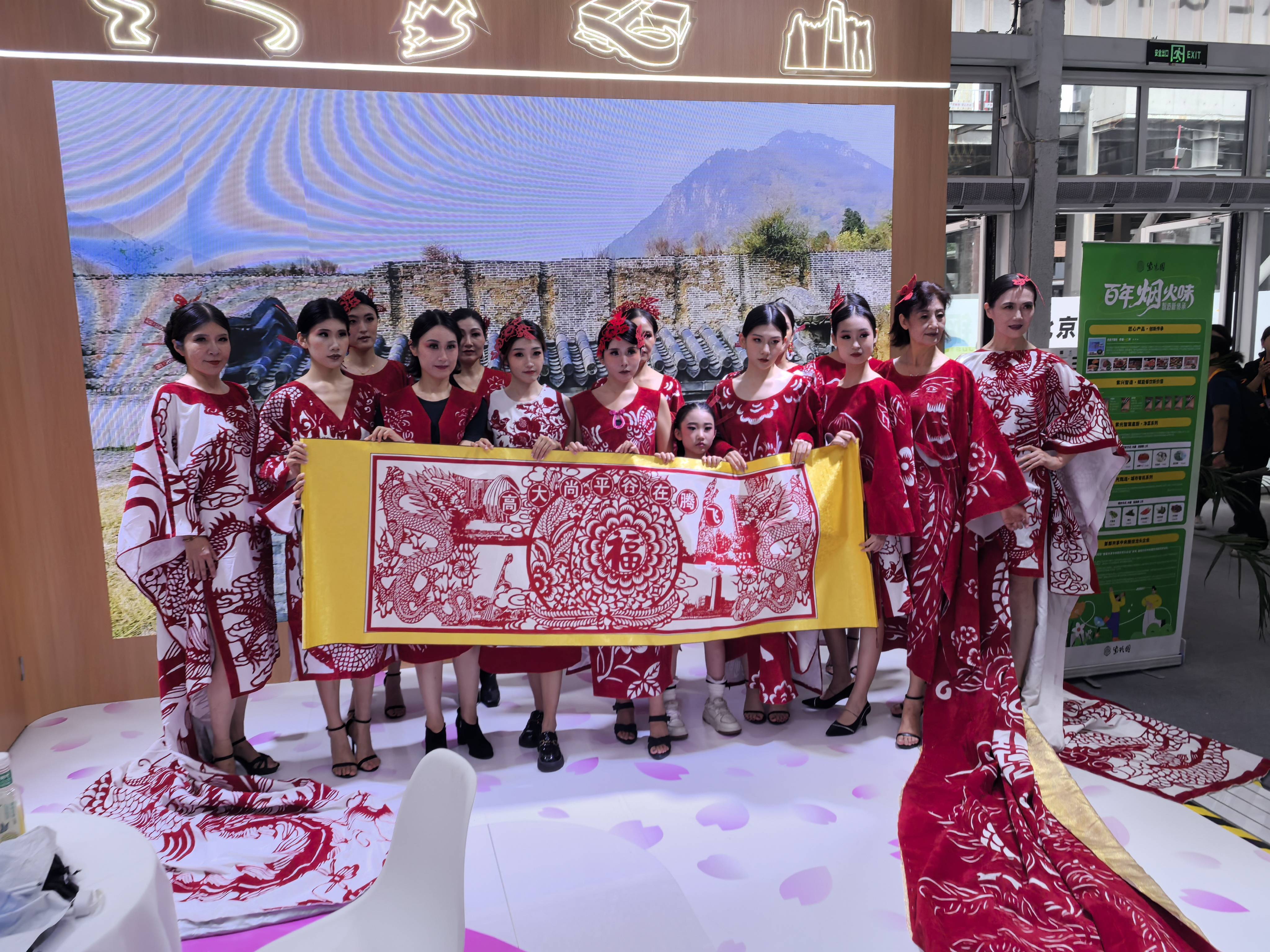 放800枚“桃醉平谷”文创冰箱贴AG真人平台服贸会平谷展区每日发(图1)